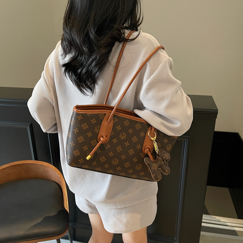 Large Capacity for Women Commuting Tote New Model Aesthetic Niche Personality Shoulder Textured Women's Bag