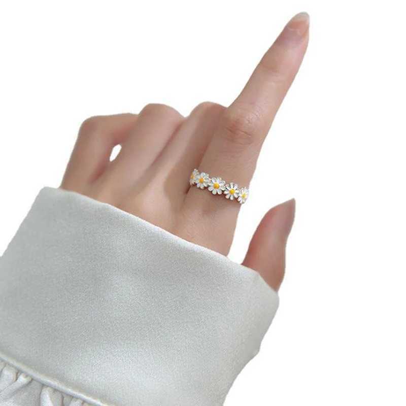 Vintage Daisy Flower Rings For Women Cute Flower Ring Adjustable Open Finger Ring Wedding Engagement Rings Trends Female Jewelry H260327