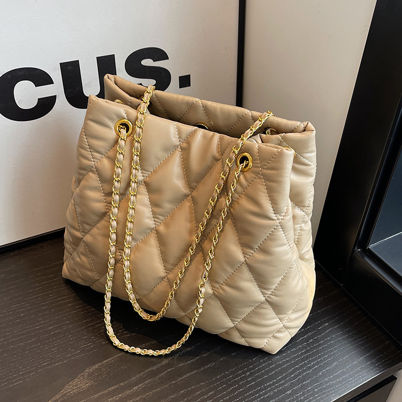 Quilted Chain for Women New Large Capacity Tote Bucket Autumn Single Shoulder Crossbody Bag Internet Celebrity Hot Item