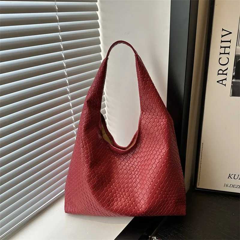 Casual retro large-capacity solid color 2025 new popular foreign style on the new woven pattern single shoulder underarm tote ba C260327
