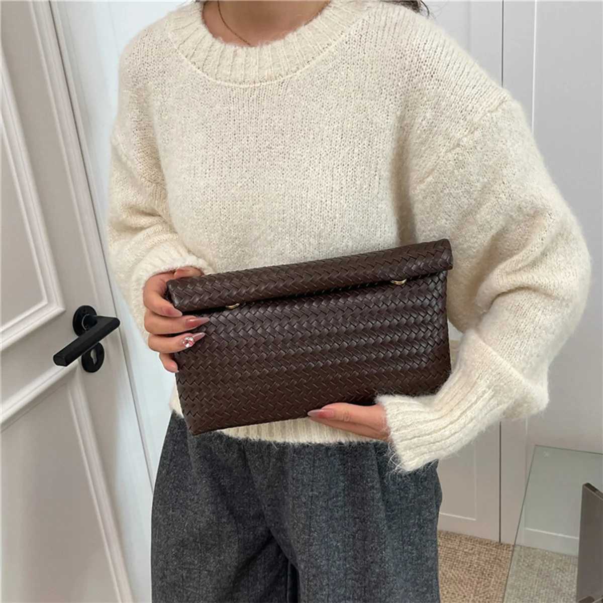 Fashion Retro Solid Color Clutch Bag PU with Braided Texture Lightweight Magnetic Closure Water-Resistant for Daily Use C260327
