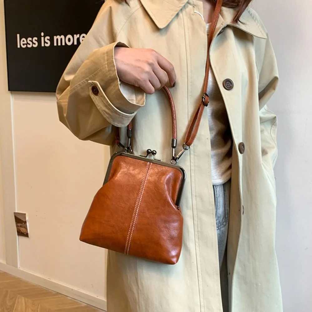 Elegant Kiss Lock Shoulder Bag Large Capacity PU Leather Chinese Style Crossbody Bag Solid Color Retro Vintage Womens Handbag C260327