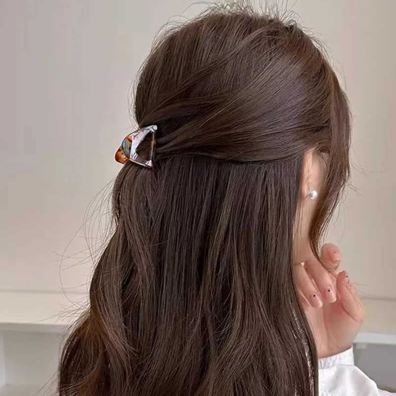 French Style Triangle Acetate Small Hair Claw For Women Girl Sweet Hair Ornament Mini Claw Clip Hairpin Hair Clip Hair Accessory H260328