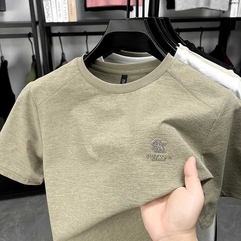 2025 New Mens Korean Style Fashion Badge Short Sleeved Sleeve Round Neck T-shirt Casual and Comfortable Summer Versatile Top C260326