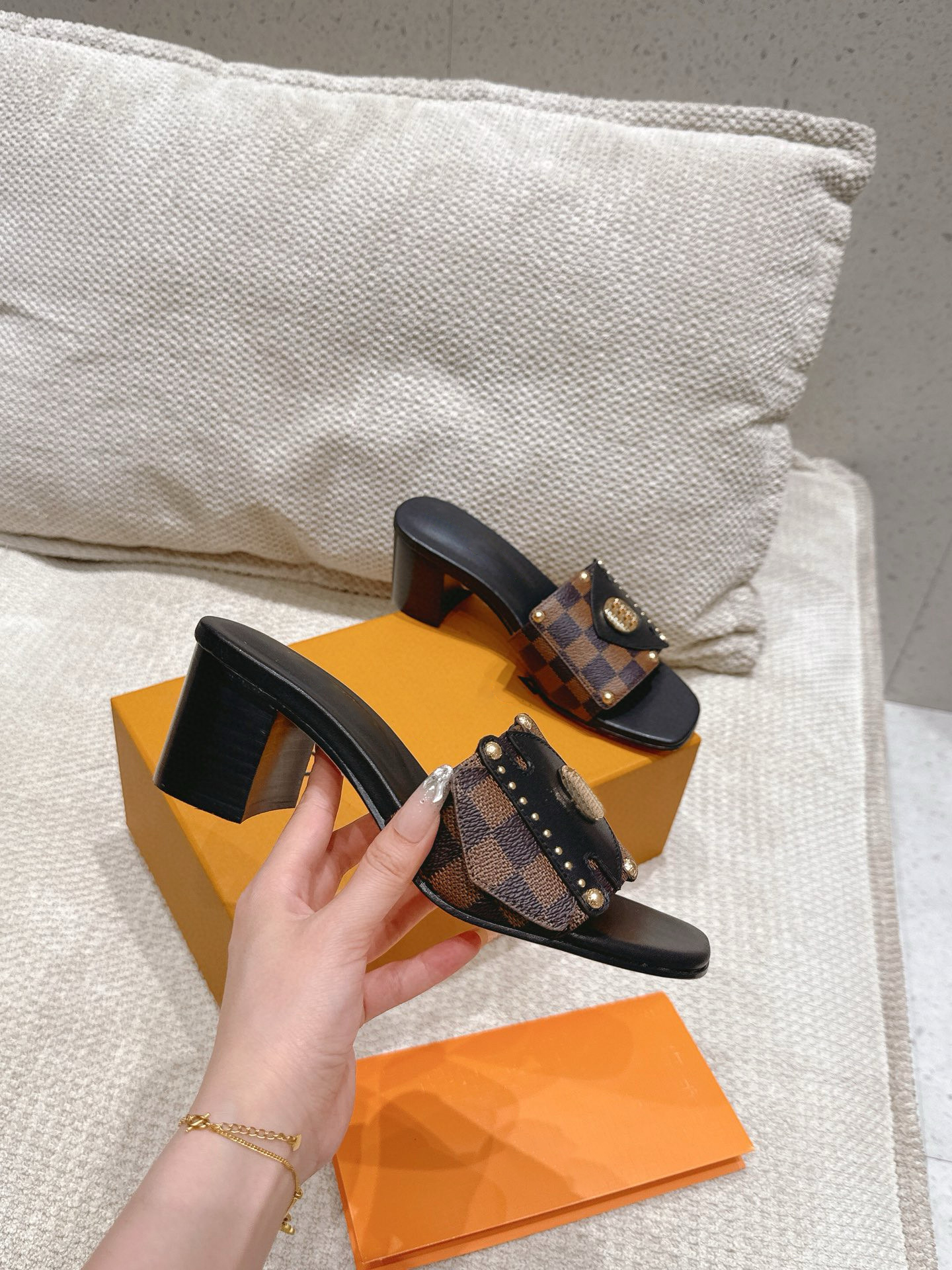 designer classic TM Isola Frame Flat Mule Slides luxury leather Mare Flat Mule Summer Women fashion Daily Outfit Moccasins Beach slippers