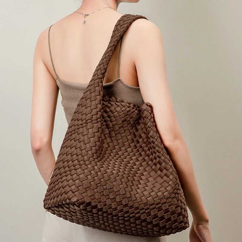 New Neoprene Leather Woven Underarm Bag Pure Hand-woven Bags Basket Design Large Capacity Shoulder Bag Commuter Classic Handbag C260327