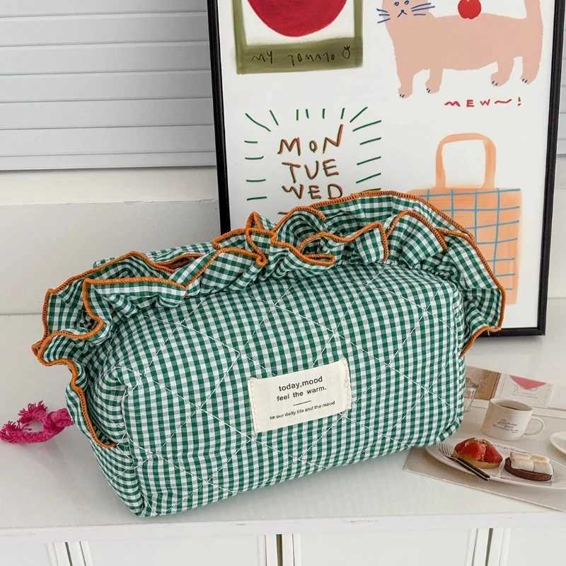Vintage Gingham Womens Cosmetic Makeup Bag with Ruffled Edges-Large Capacity Organizer Elegant Ribbon Bow Closure for Daily D260328