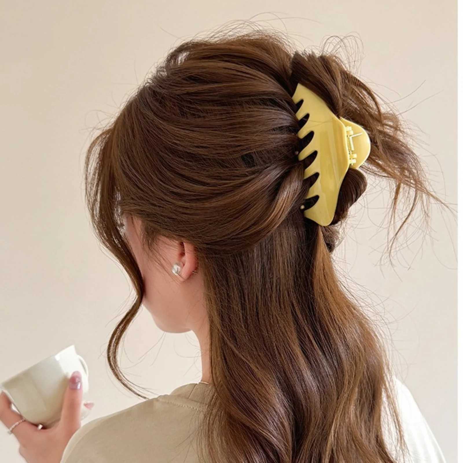 1PC Cream Yellow Polka Dot Hair Claw - Elegant Autumn Hair Accessory Medium-Size Shark Clip for Back-of-Head Styling H260328