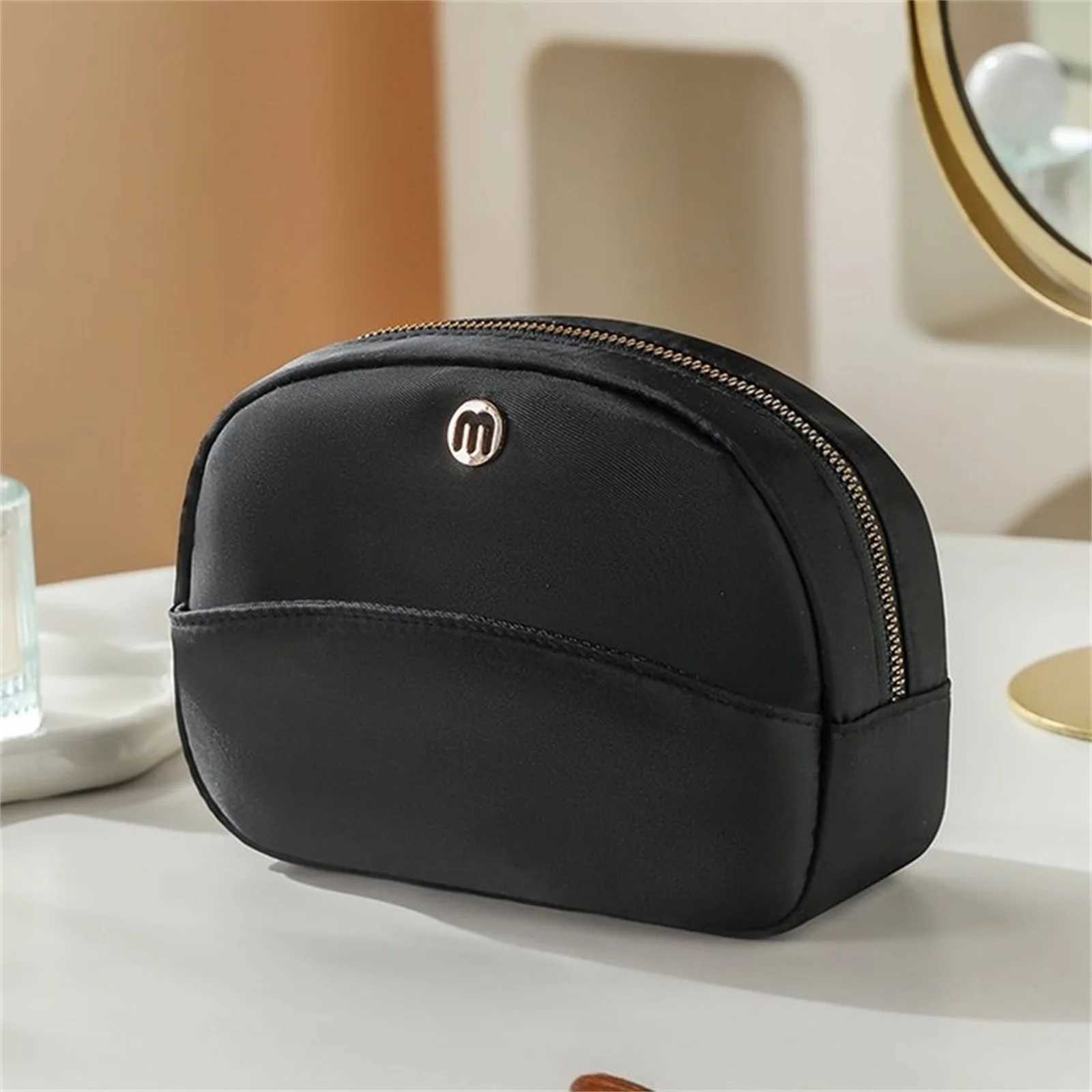 Makeup Bag Zipper Closure Stylish Shell Shaped Solid Toiletry Bag for Travel Daily Life D260328