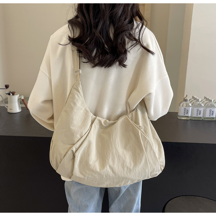 Large-capacity lightweight women's versatile commuter 2026 new sports and fitness shoulder bag, crossbody bag for women ddmynov
