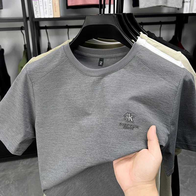 2025 New Mens Korean Style Fashion Badge Short Sleeved Sleeve Round Neck T-shirt Casual and Comfortable Summer Versatile Top C260326