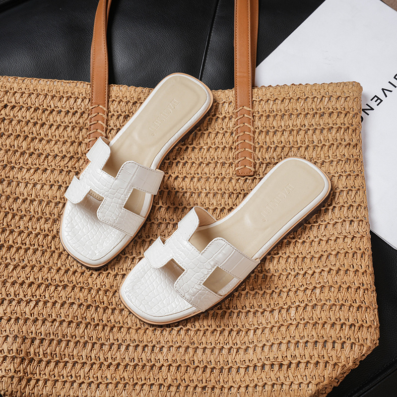 Retro and elegant one-piece sandal Children for women designer slides sandal Slippers Beach Classic Flat Sandal Luxury Summer Lady Leather Flip Flops 