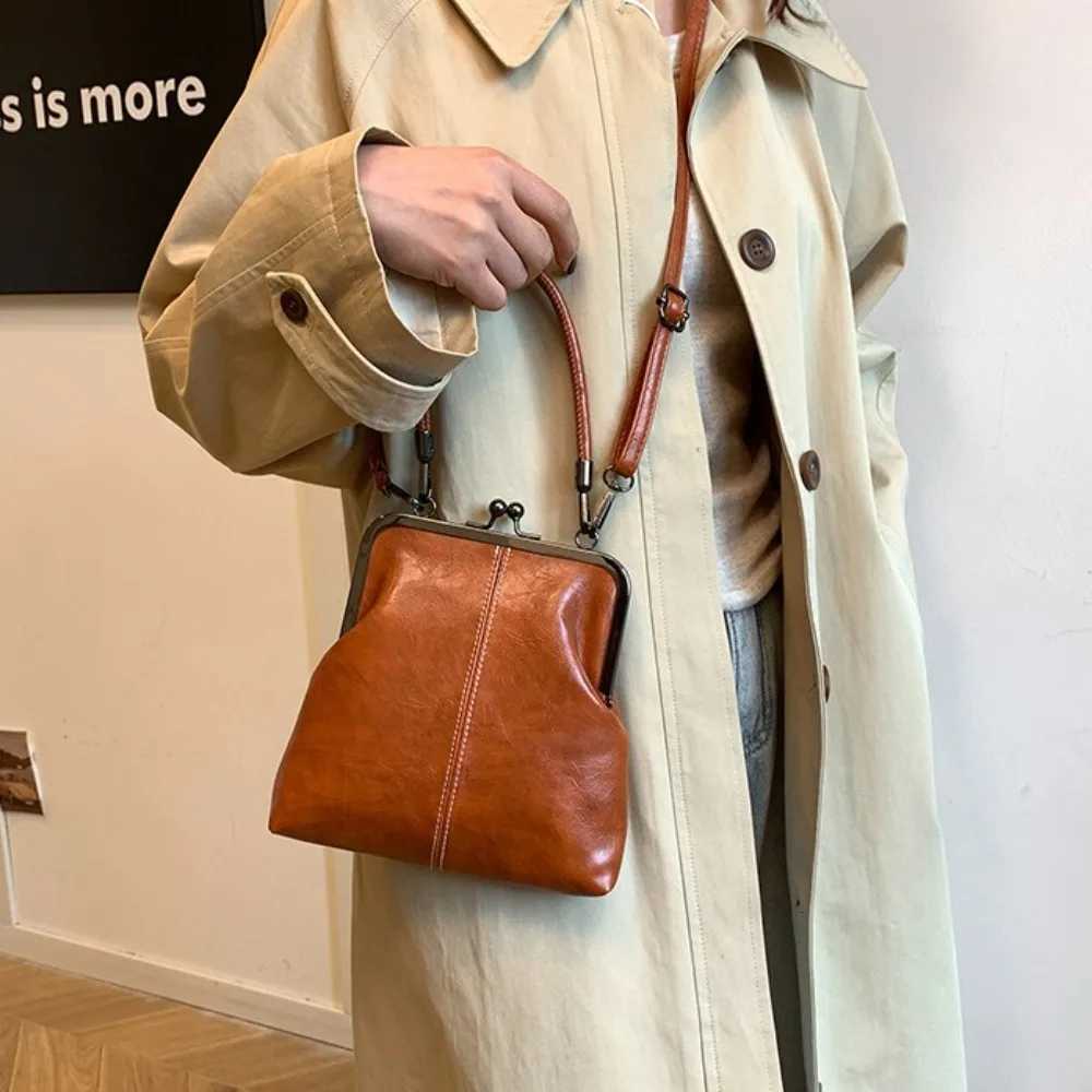 Elegant Kiss Lock Shoulder Bag Large Capacity PU Leather Chinese Style Crossbody Bag Solid Color Retro Vintage Womens Handbag C260327