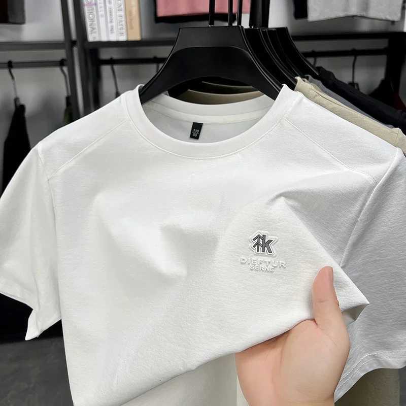 2025 New Mens Korean Style Fashion Badge Short Sleeved Sleeve Round Neck T-shirt Casual and Comfortable Summer Versatile Top C260326