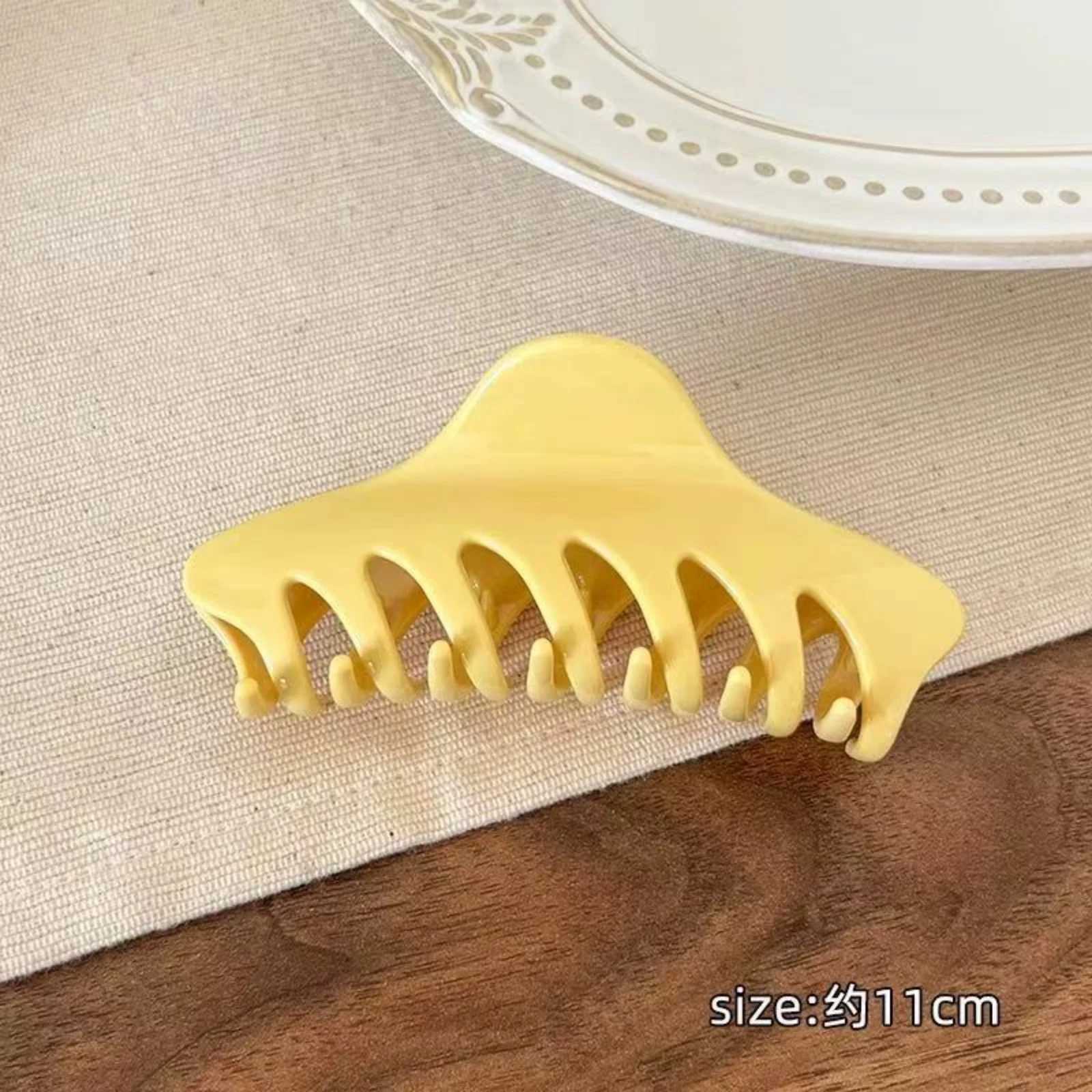 1PC Cream Yellow Polka Dot Hair Claw - Elegant Autumn Hair Accessory Medium-Size Shark Clip for Back-of-Head Styling H260328
