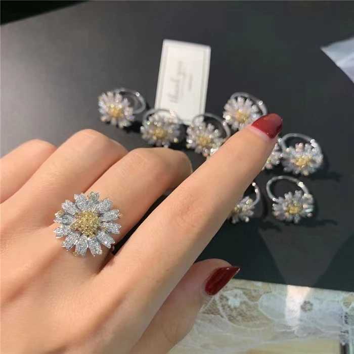2024 Elegant Brand New Luxury 925 Silver Ladies Small Daisy Flower Ring Exquisite Sunflower Yellow Bridal Exquisite Jewelry Gift H260328