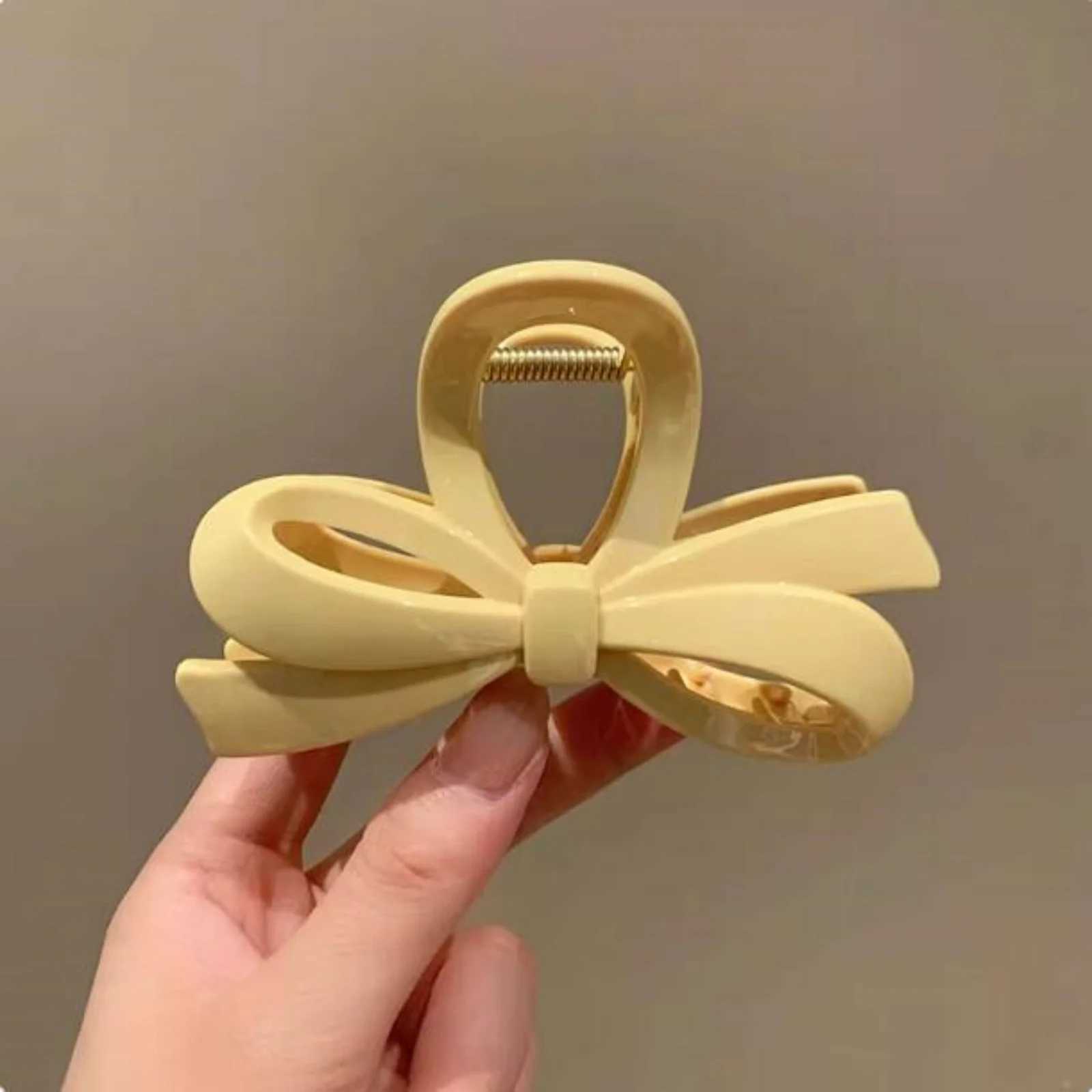 1PC Cream Yellow Polka Dot Hair Claw - Elegant Autumn Hair Accessory Medium-Size Shark Clip for Back-of-Head Styling H260328