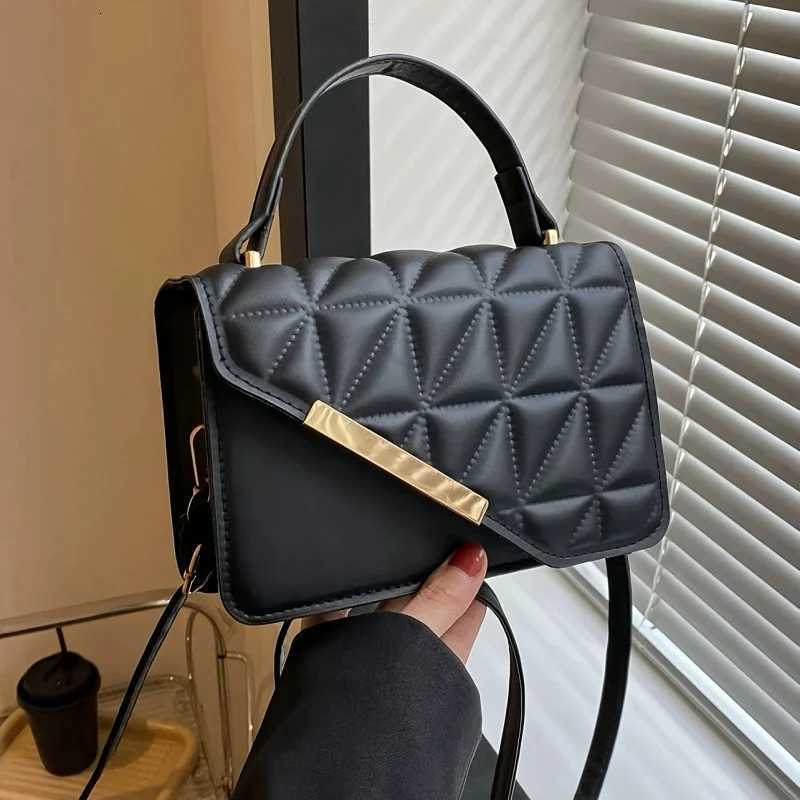 Fashionable and compact diamond stitched design handbag simple and fashionable solid color handbag multifunctional Ins crossb C260327