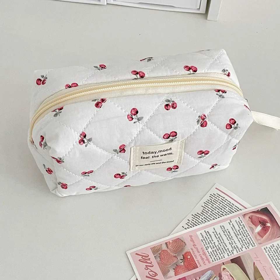 Quilted Berry Makeup Bag Cute Large Capacity Travel Toiletry Organizer for Girls Ins Style Cosmetic Pouch D260328