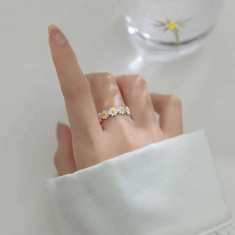 New 925 Sterling Silver Daisy Ring Personality Charm Simple Style Ring Birthday Party Gift for Women Exquisite Jewelry H260328
