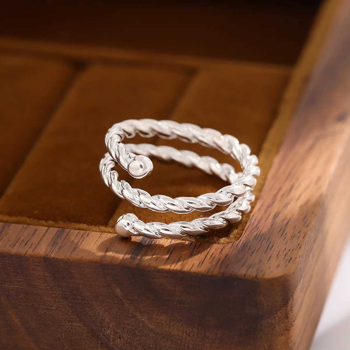 New Fashion Anti-allergic 925 Sterling Silver Jewelry Beautiful Fresh And Simple Twisted Personality Rings R084 H260328