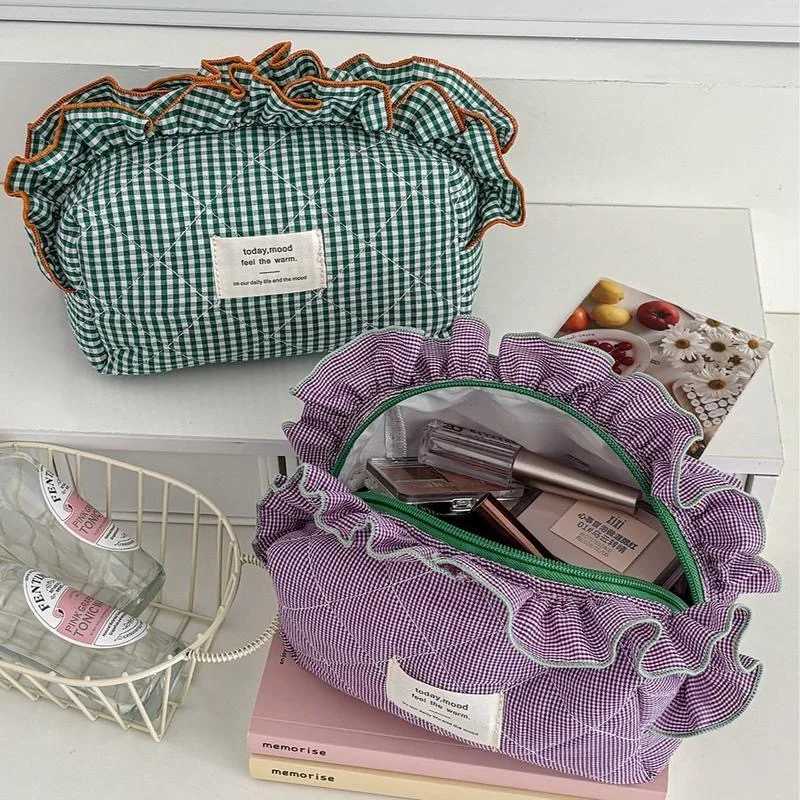 Vintage Gingham Womens Cosmetic Makeup Bag with Ruffled Edges-Large Capacity Organizer Elegant Ribbon Bow Closure for Daily D260328