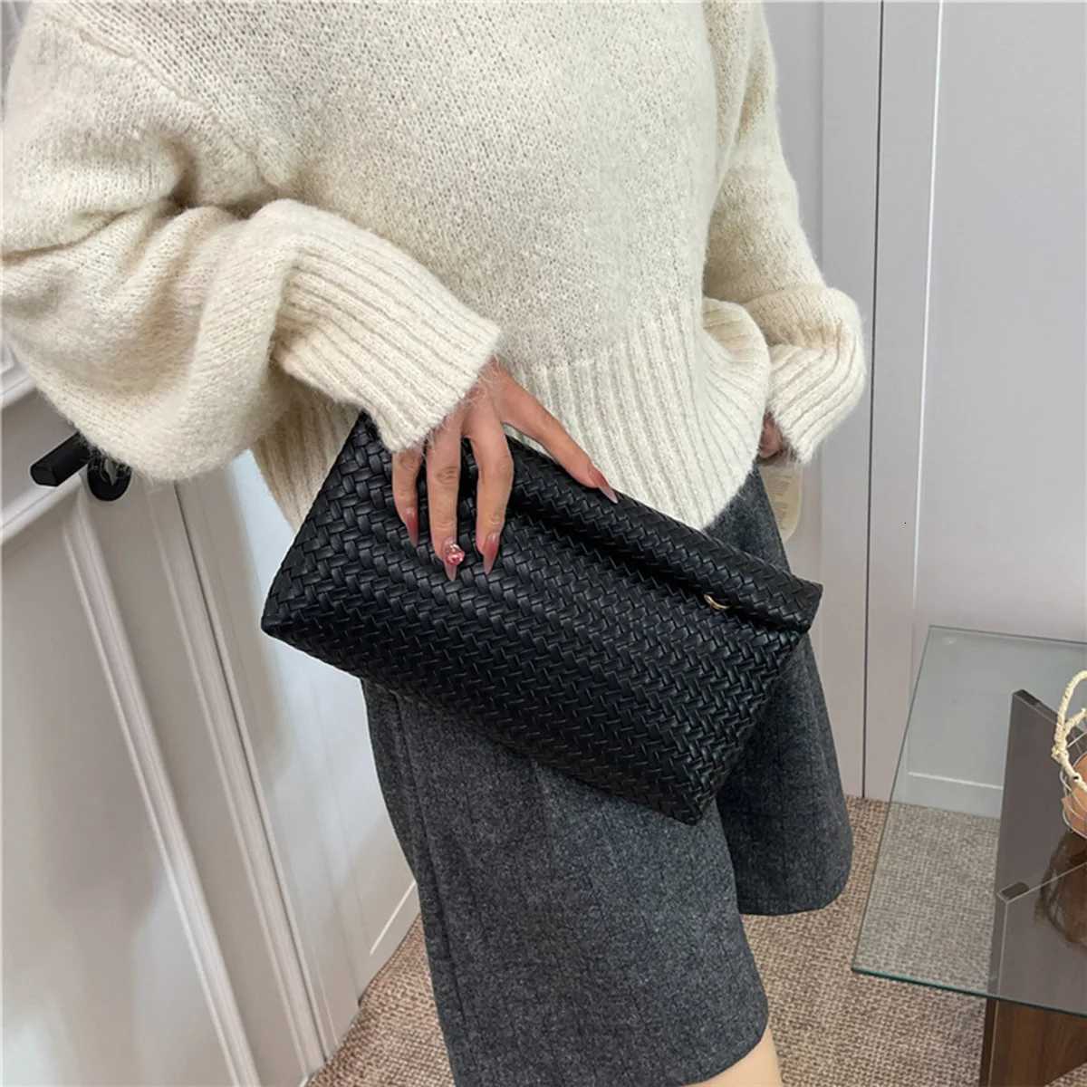 Fashion Retro Solid Color Clutch Bag PU with Braided Texture Lightweight Magnetic Closure Water-Resistant for Daily Use C260327