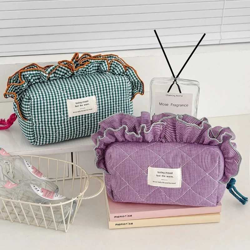 Vintage Gingham Womens Cosmetic Makeup Bag with Ruffled Edges-Large Capacity Organizer Elegant Ribbon Bow Closure for Daily D260328
