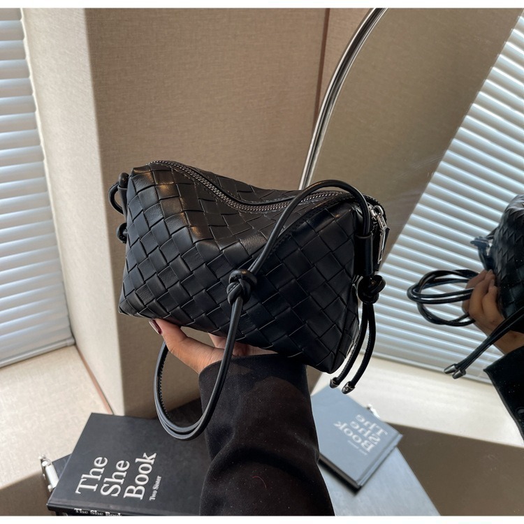 2026 new handbag, fashionable, simple, chic, single shoulder luxury handbag, niche design, women's woven bag, fashionable shopping, commuting cro