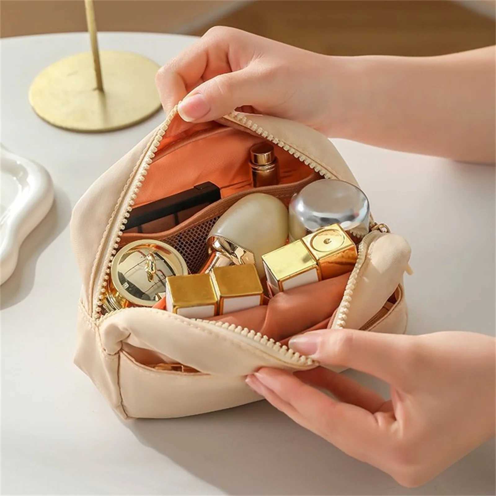 Makeup Bag Zipper Closure Stylish Shell Shaped Solid Toiletry Bag for Travel Daily Life D260328
