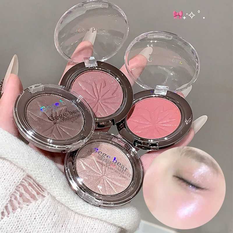 Planet highlighter powder brightens the whole body with a burst of nasal shadows and a three-dimensional highlight on the face H260328