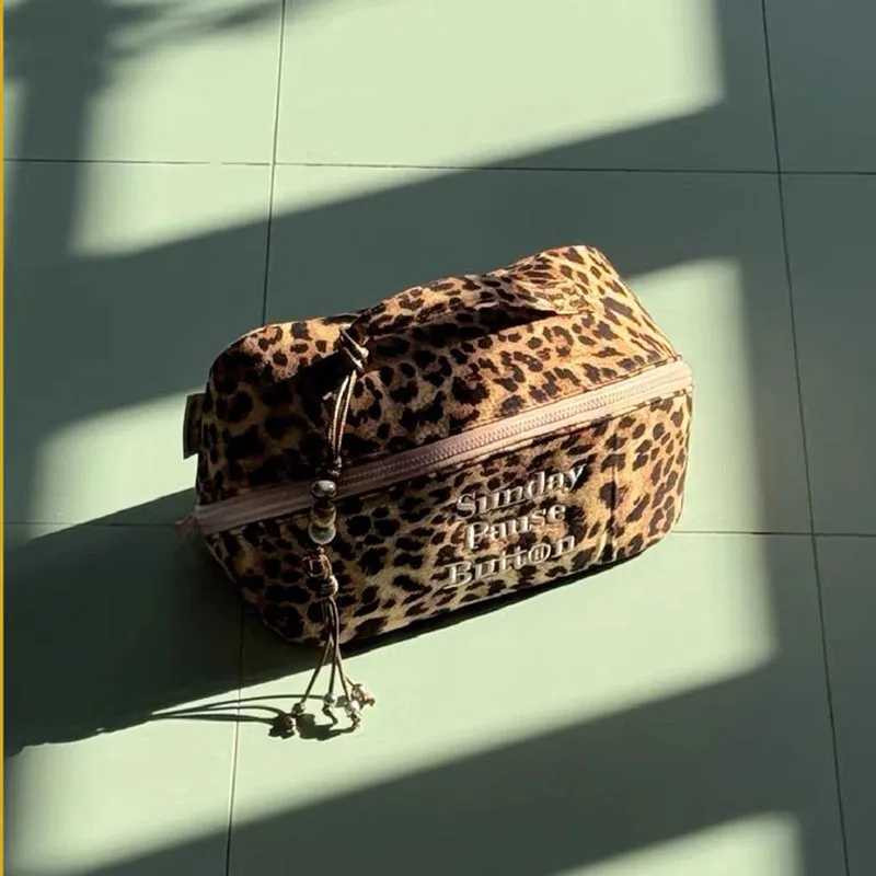New Leopard Tote Makeup Bag Large Capacity Womens Fashion Travel Toiletry Bag Case Zipper Cosmetic Storage Bag for Women D260328