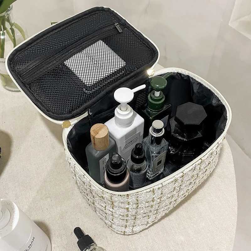 New Women Fragrant Style Simple and Fashionable Handheld Makeup Bag with Large Capacity Makeup and Portable Travel Storage Bag D260328