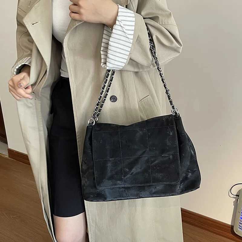 New Retro Pu Commuting Tote Bag for Women Large Capacity Shopping Accessorise Shoulder Bag Simple Leisure Texture Chain Bag C260327