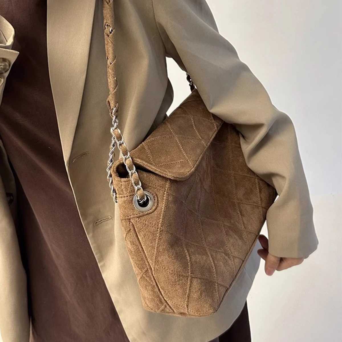 Large Capacity Womens Shoulder Bag 2026 New Retro Ladies Handbag Luxury Design Messenger Purse Commuting Bucket Bag C260327