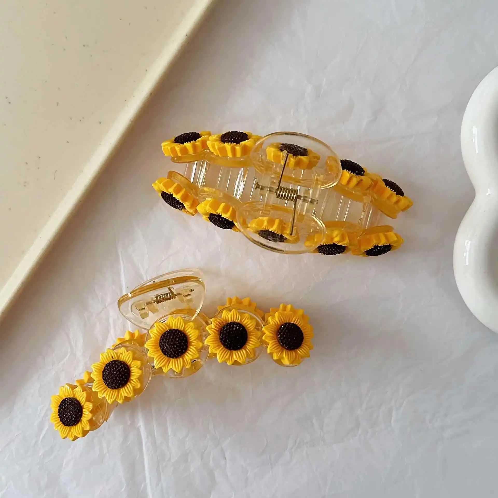 Womens Sunflower Hairpin Cartoon Little Boss Grab Kawaii Girls Fashion Shark Hairpin Simple Funny Hair Accessory Yellow Color H260328