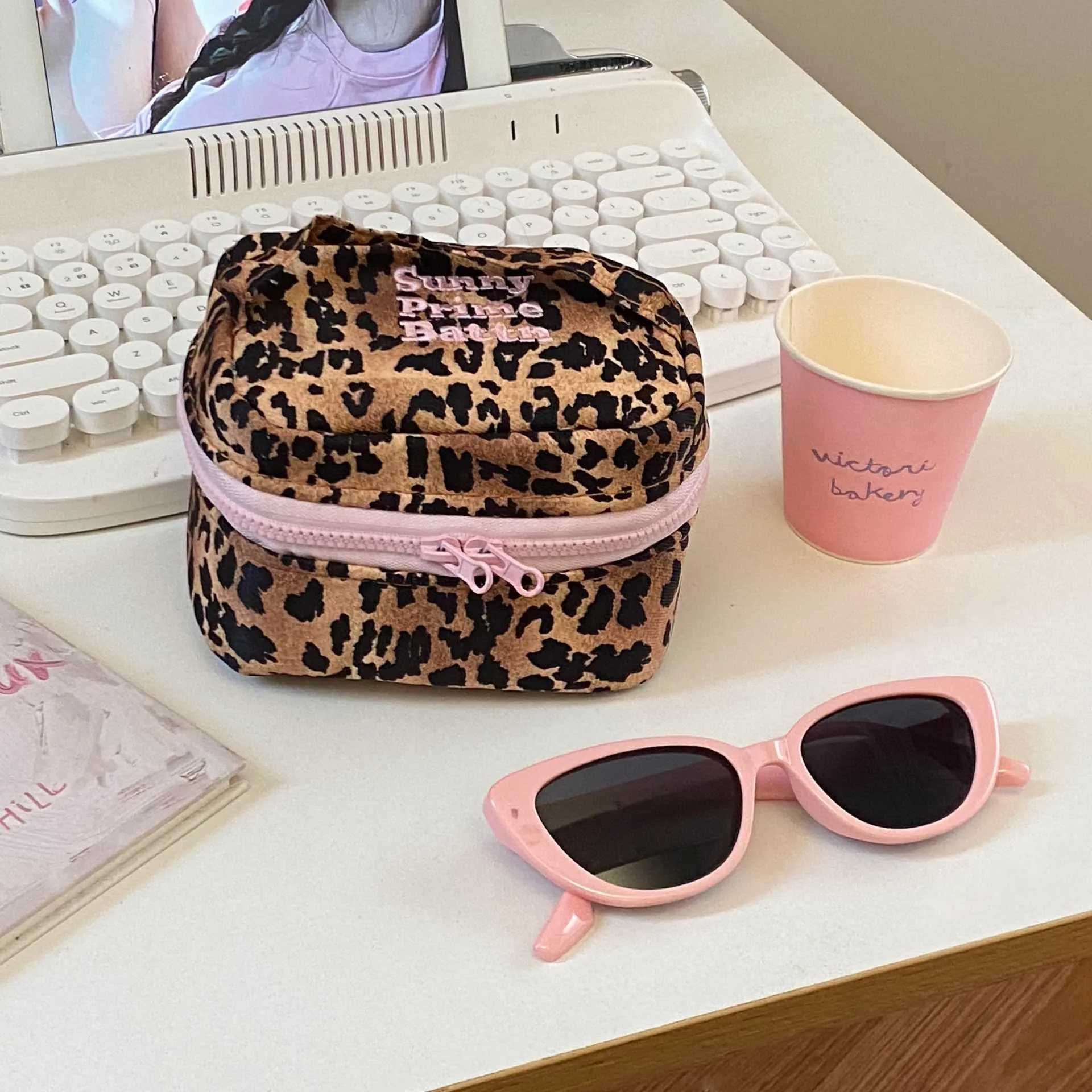 New retro leopard print sweet and cool pink letters foreign style fashionable Korean versatile cosmetic bag high value accompany D260328