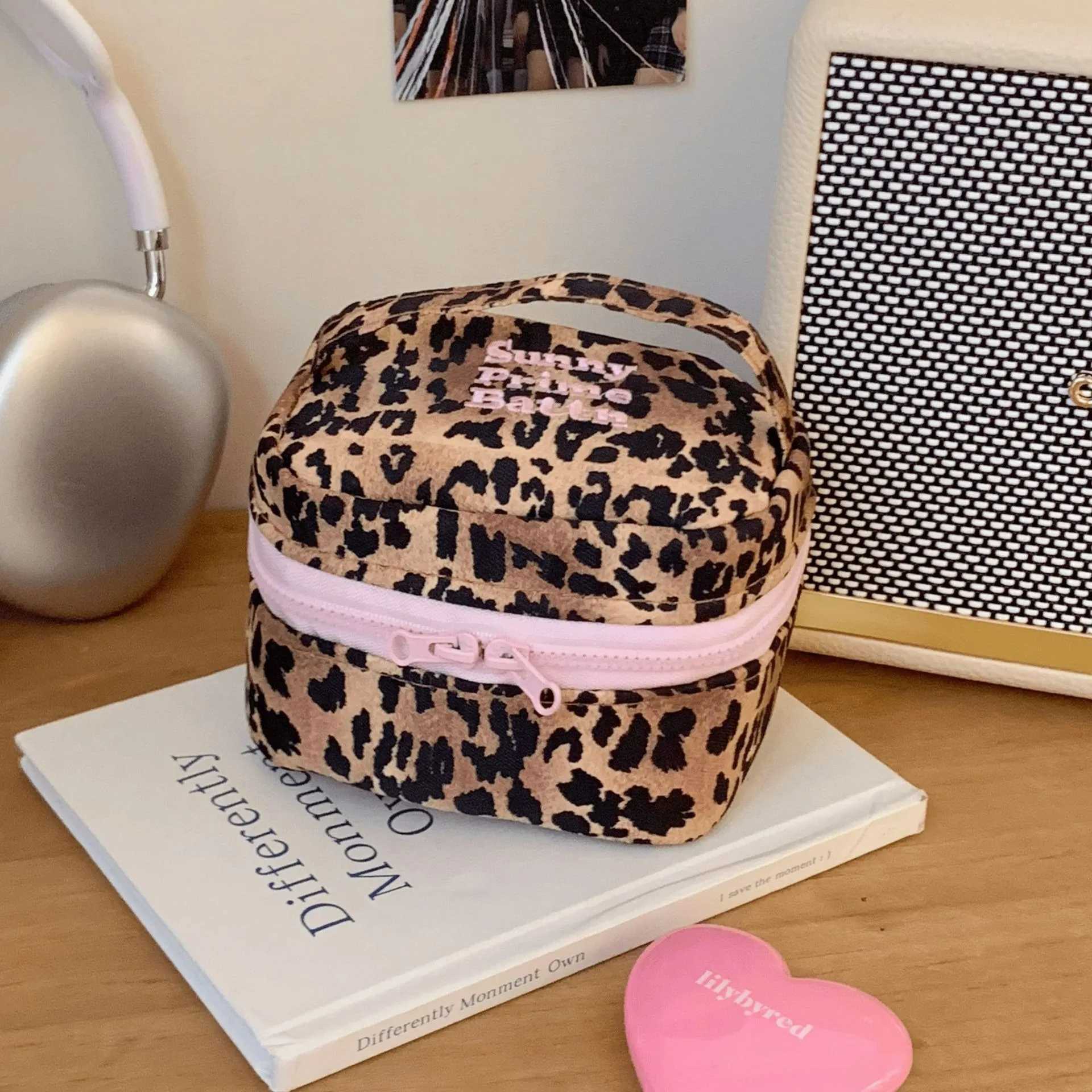 New retro leopard print sweet and cool pink letters foreign style fashionable Korean versatile cosmetic bag high value accompany D260328