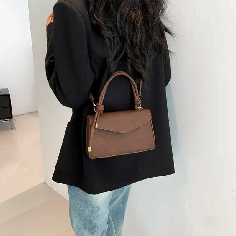 Fashionable Simple and Personalized Small Bag for Women New Versatile Single Shoulder Crossbody Bag Small Square Bags C260327