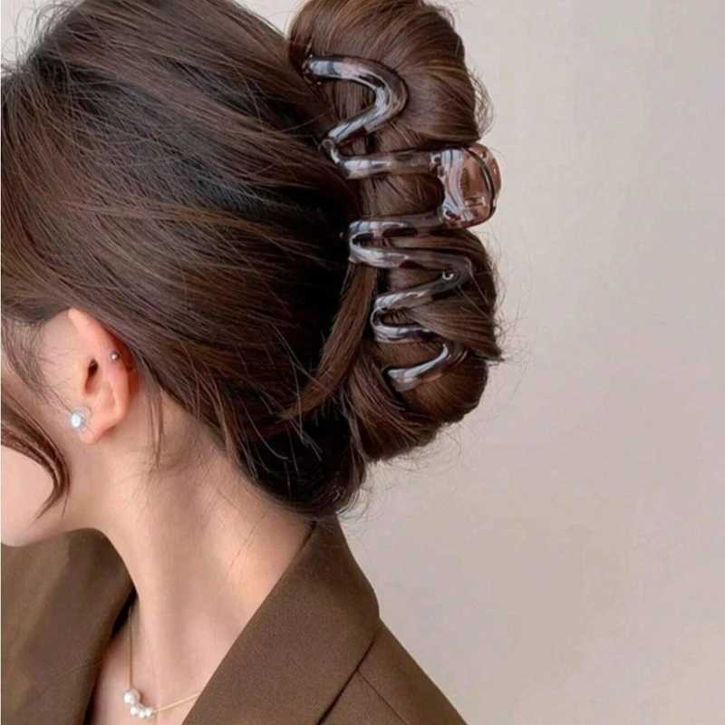 Womens Wavy High Glossy Amber Brown 11cm/433in Large Lightweight Plastic Hair Clip Elegant and Minimalistic Hair Accessories H260328