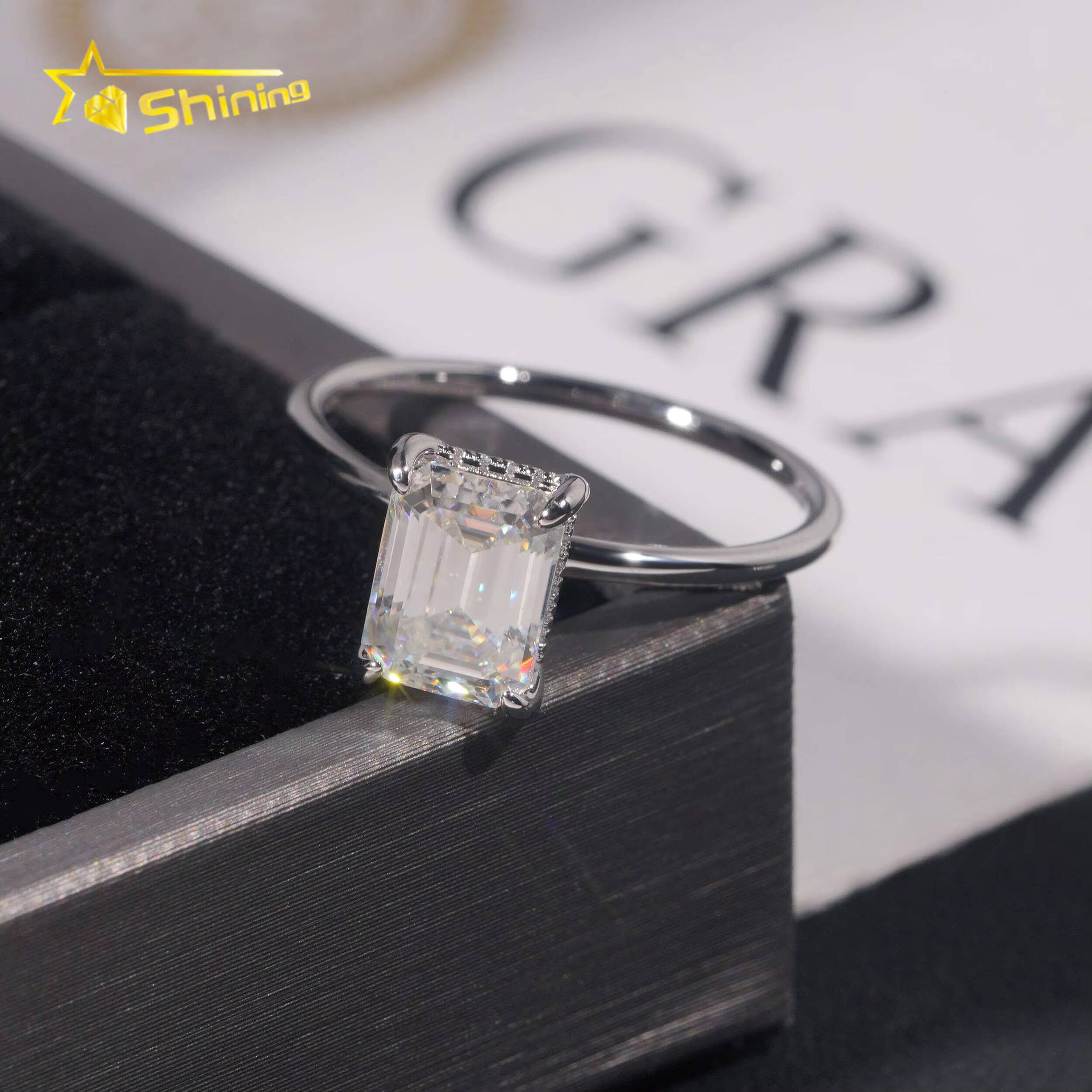 Woman Engagement 4 Prongs 2 Emerald Cut Moissanite Rings 18K Gold Plated Moissanite Jewelry Wholesale
