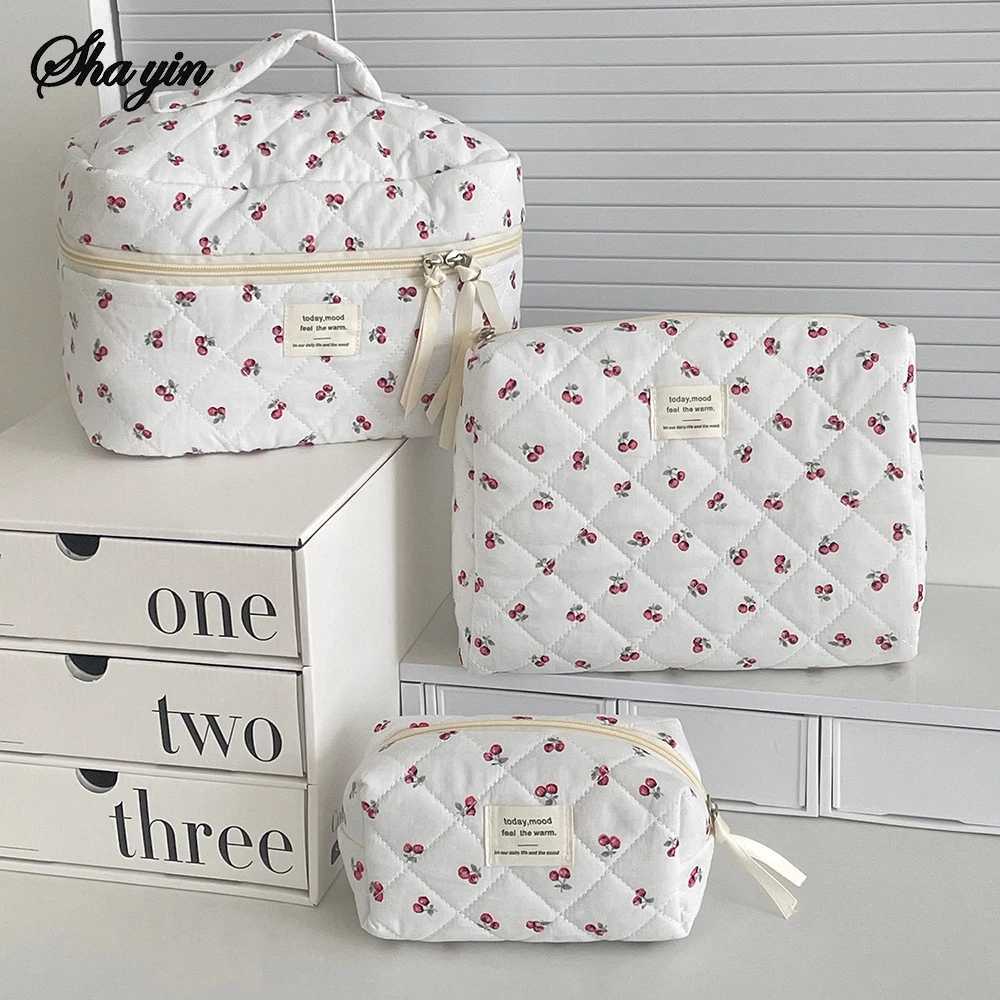 Quilted Berry Makeup Bag Cute Large Capacity Travel Toiletry Organizer for Girls Ins Style Cosmetic Pouch D260328