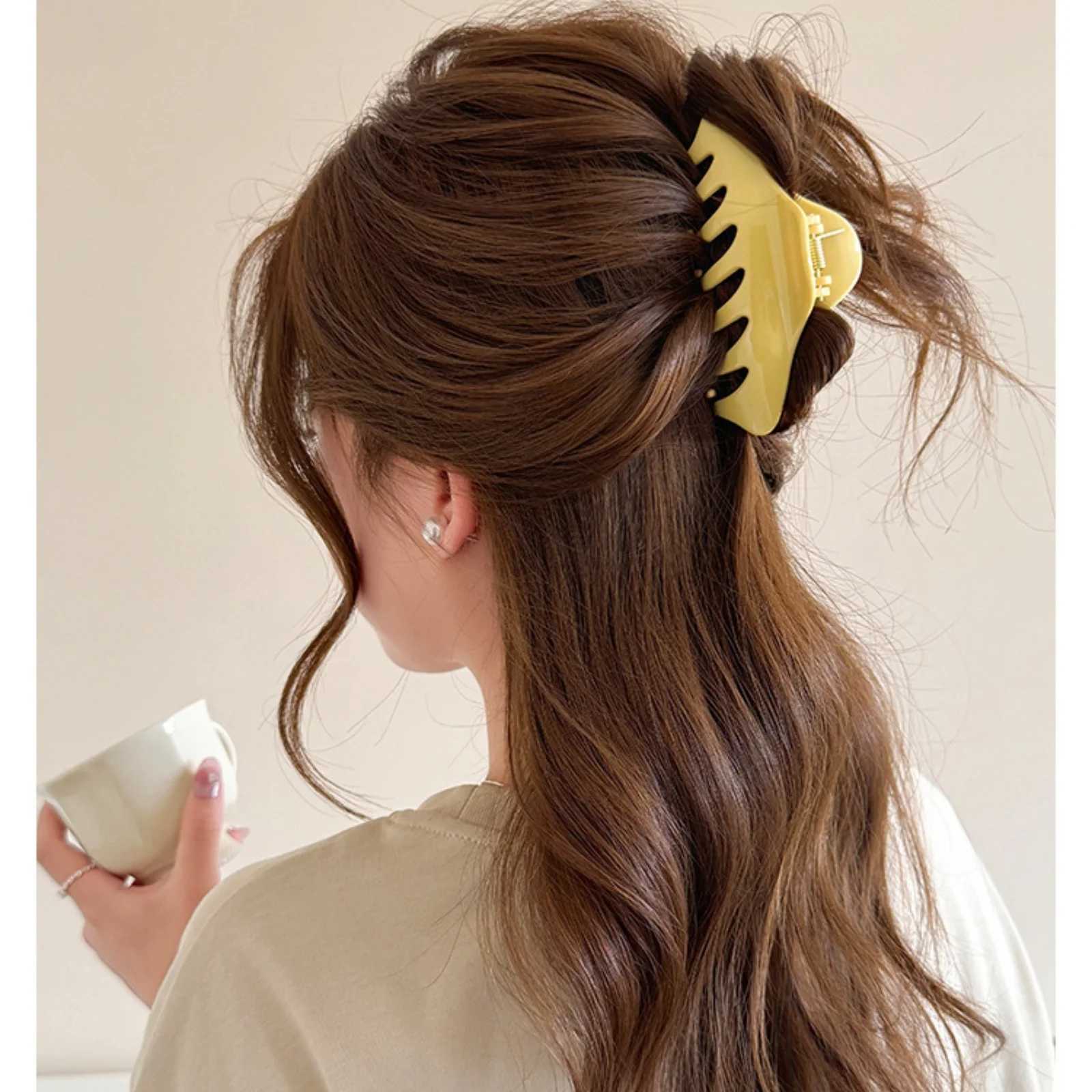 1PC Cream Yellow Polka Dot Hair Claw - Elegant Autumn Hair Accessory Medium-Size Shark Clip for Back-of-Head Styling H260328