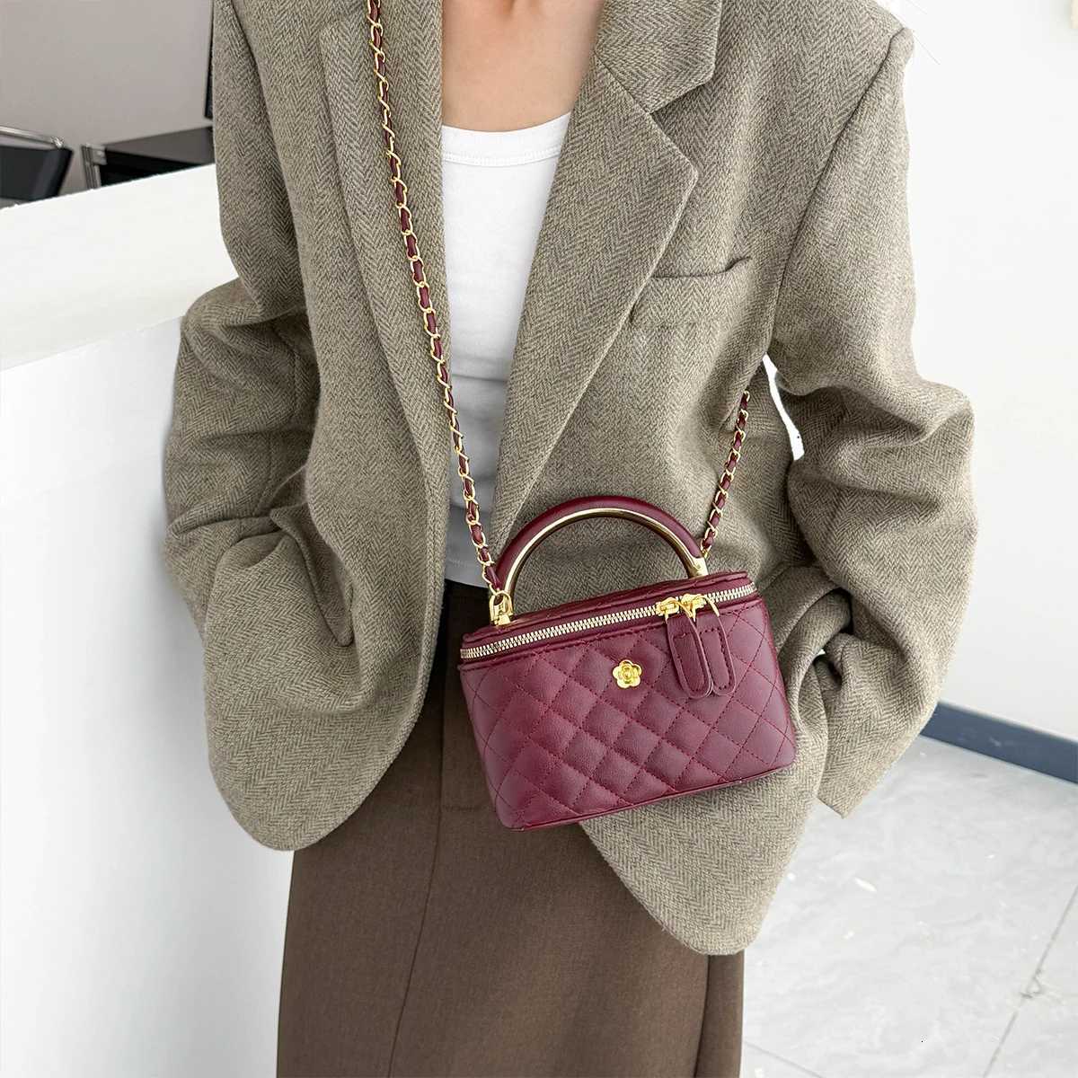 Fashion Shoulder Bag Gold Flower Decor Solid Color Quilting Lightweight Zipper Multifunction Adjustable Strap Daily Commute C260327