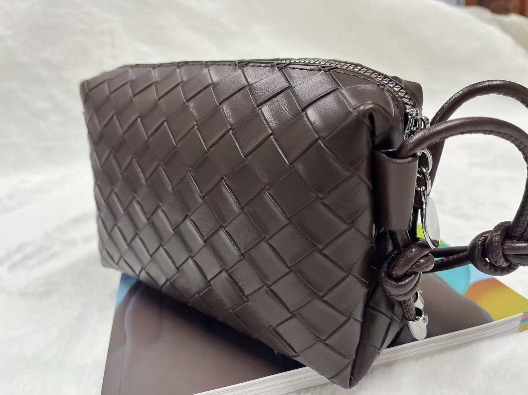 2026 new handbag, fashionable, simple, chic, single shoulder luxury handbag, niche design, women's woven bag, fashionable shopping, commuting cro
