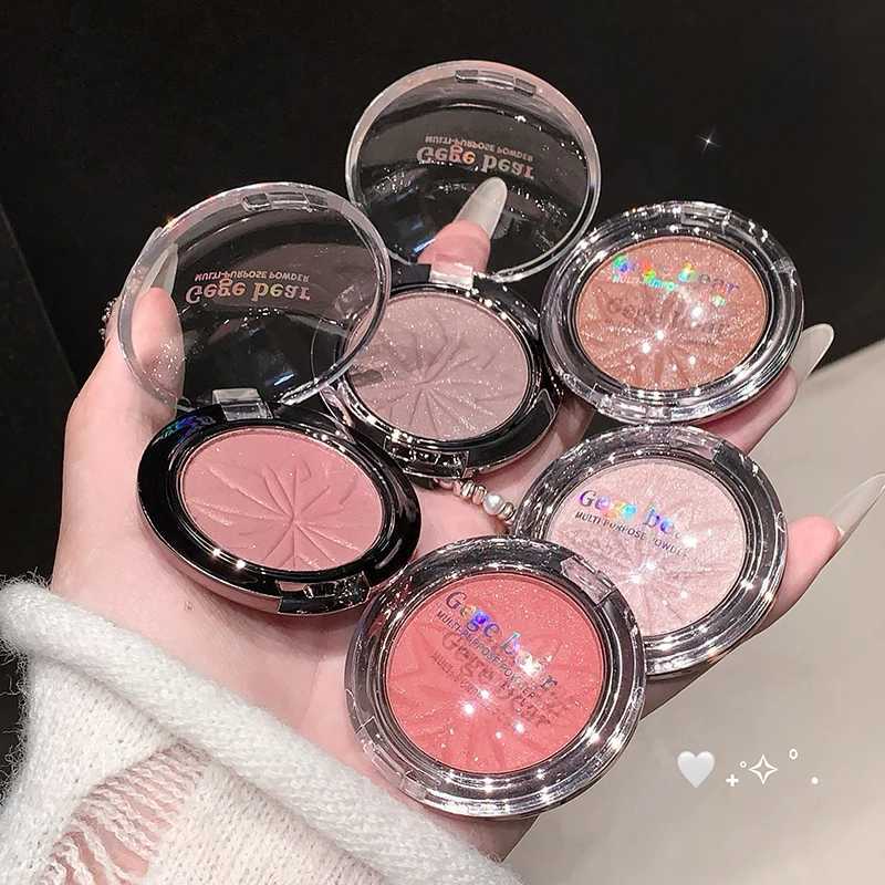 Planet highlighter powder brightens the whole body with a burst of nasal shadows and a three-dimensional highlight on the face H260328