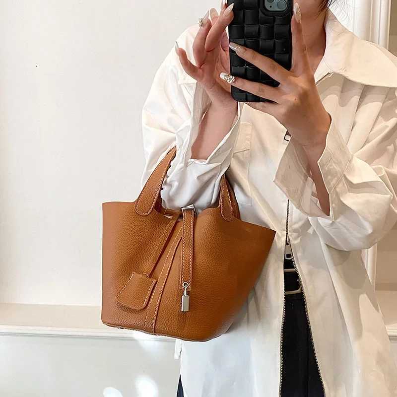 Fashionable 2023 New Womens Handbag Vintage Bucket Bag Niche Design High-end Feel Simple Tote Bag Waist Packs C260327