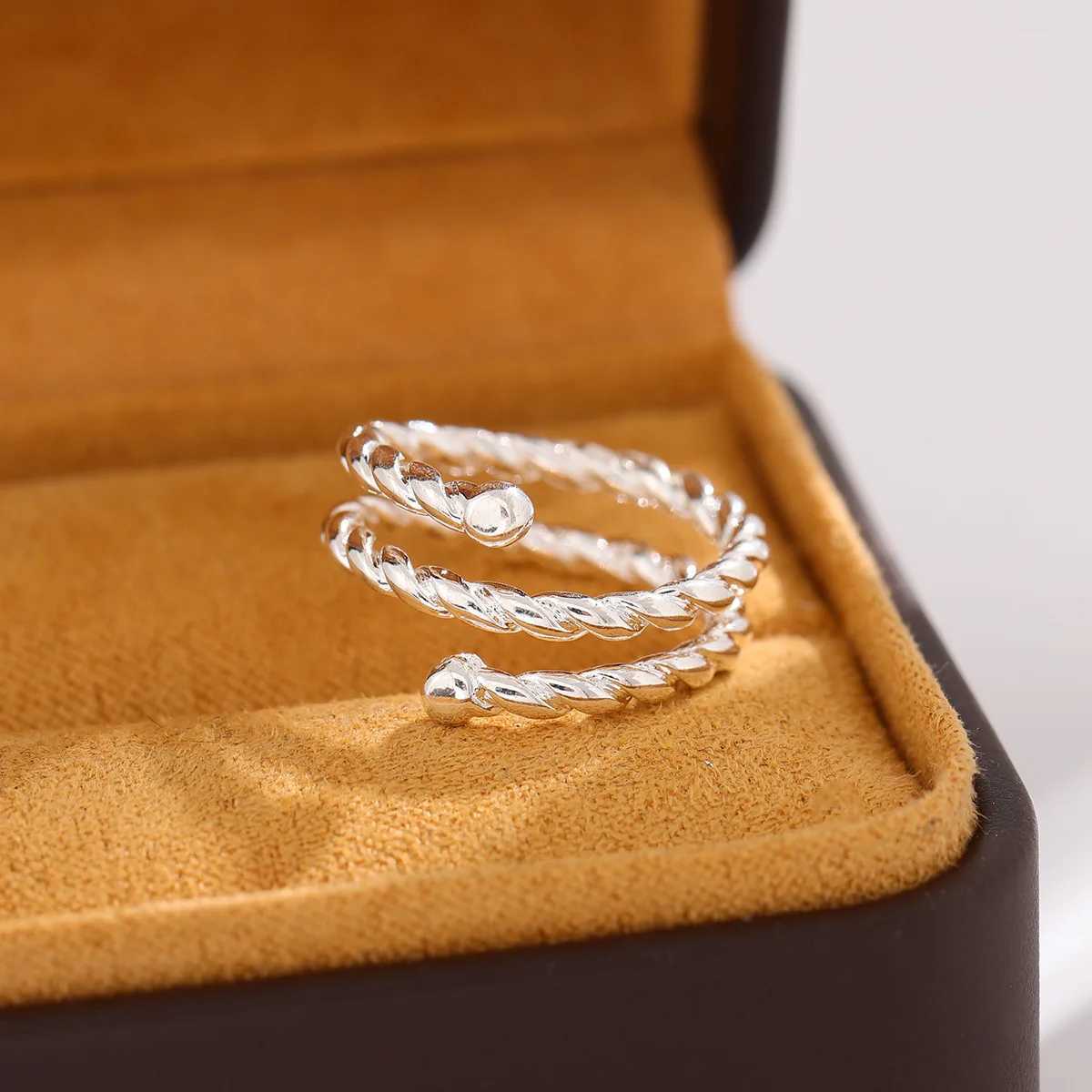 New Fashion Anti-allergic 925 Sterling Silver Jewelry Beautiful Fresh And Simple Twisted Personality Rings R084 H260328