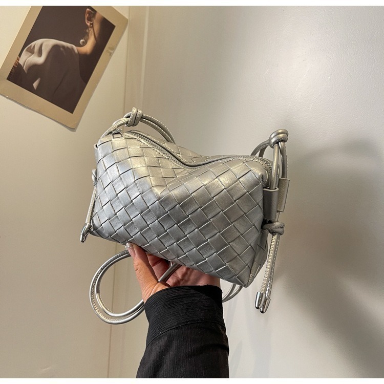 2026 new handbag, fashionable, simple, chic, single shoulder luxury handbag, niche design, women's woven bag, fashionable shopping, commuting cro