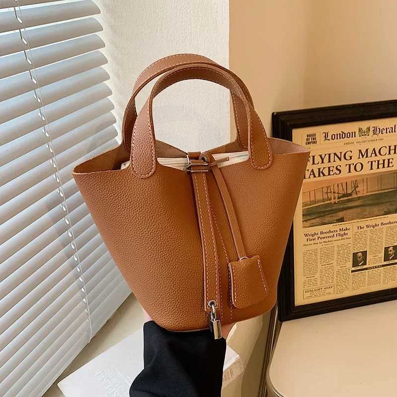 Fashionable 2023 New Womens Handbag Vintage Bucket Bag Niche Design High-end Feel Simple Tote Bag Waist Packs C260327